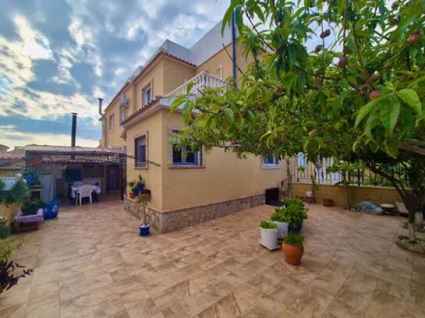 Chalet adosado en calle Hijar thumbnail 1