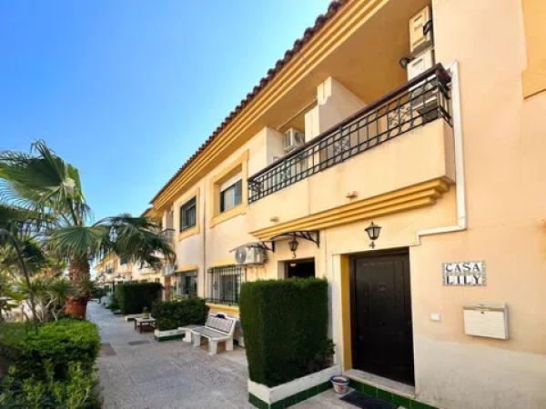 Chalet adosado en calle La Fuente photo 1
