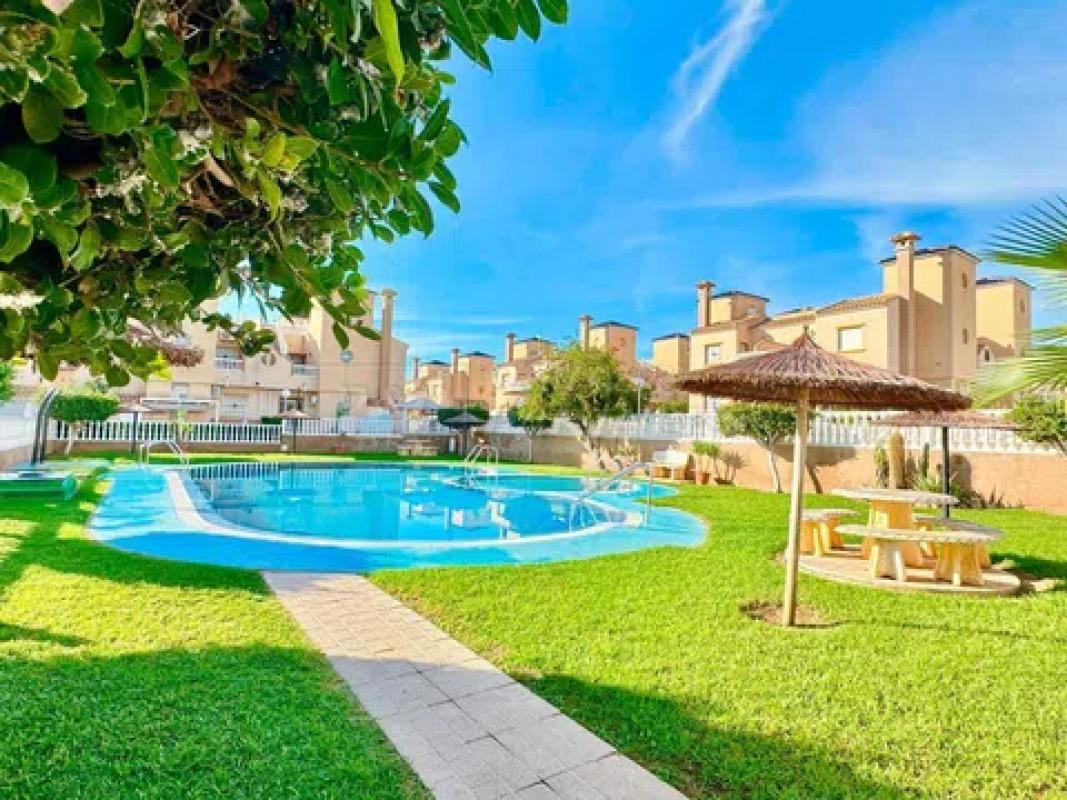 Venta de chalet adosado en Calle Báltico, 12 , Orihuela photo 2