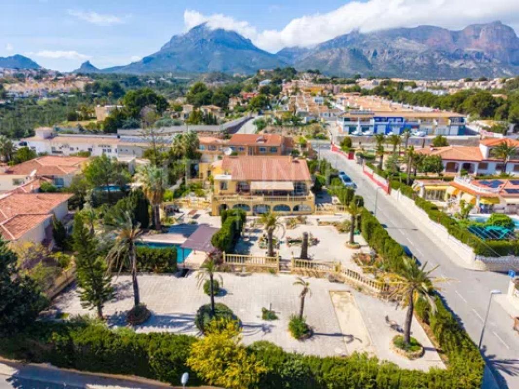 Sale of independent chalet in Calle Vall de Beneixama, La Nucia
photo 1