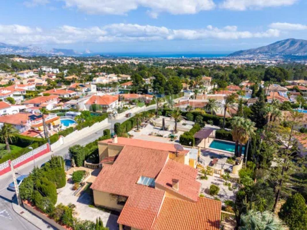 Sale of independent chalet in Calle Vall de Beneixama, La Nucia
photo 2