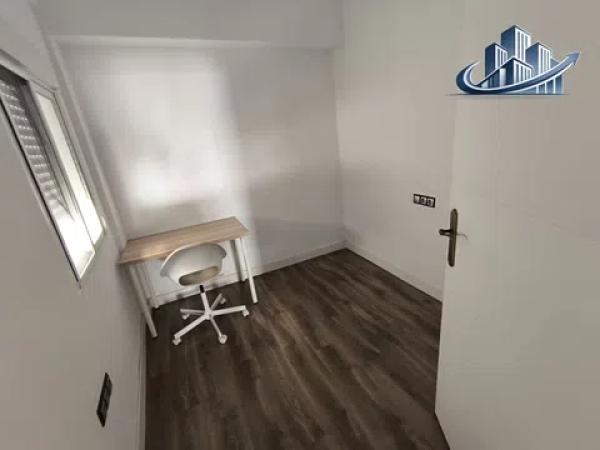 Sale of flat in POETA VILA Y BLANCO, 11, Alicante
photo 1