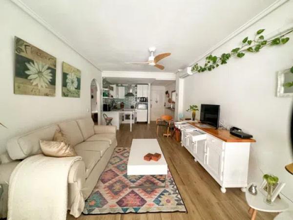 Sale of flat in Calle Almudena, Torrevieja
 photo 3