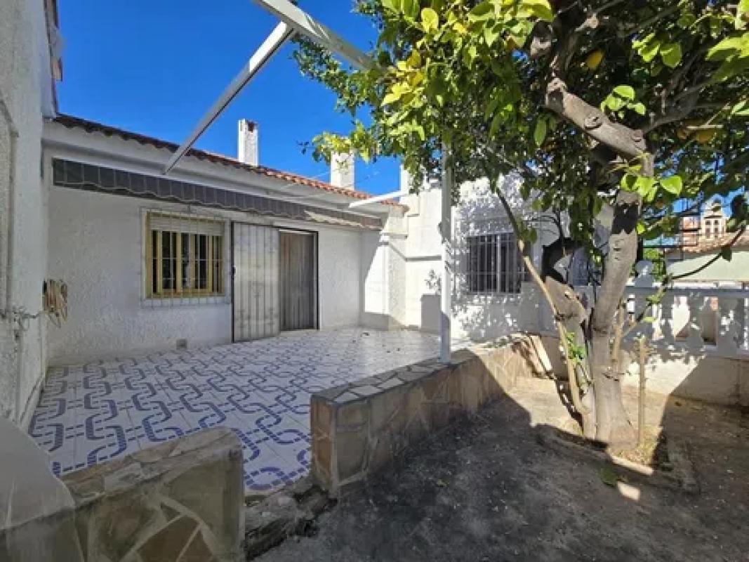 Sale of independent chalet in Barrio La Siesta - El Salado - Torreta, Torrevieja
photo 1