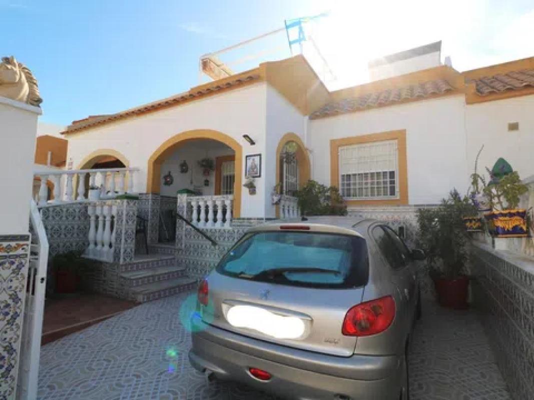 Sale of independent chalet in Calle Jose Lorca Garcia, Torrevieja
photo 1