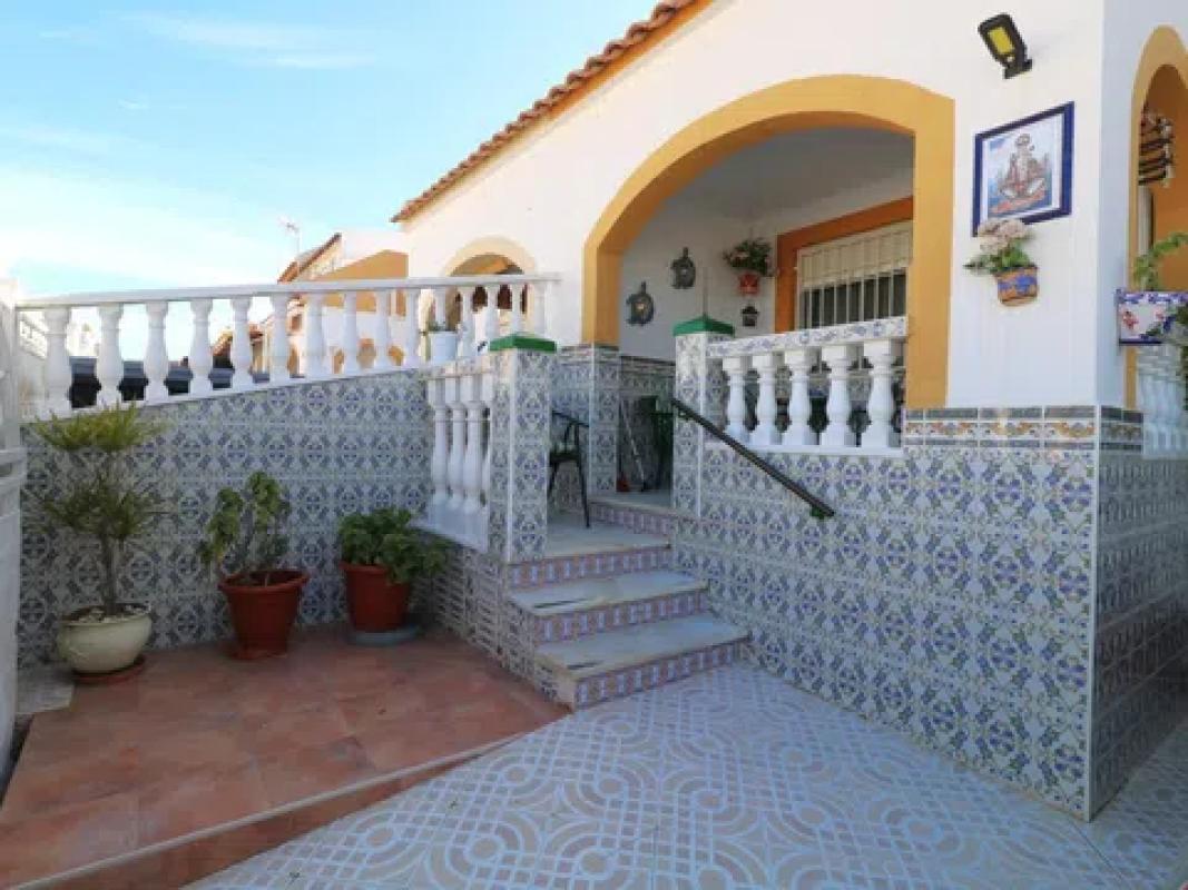 Sale of independent chalet in Calle Jose Lorca Garcia, Torrevieja
photo 3