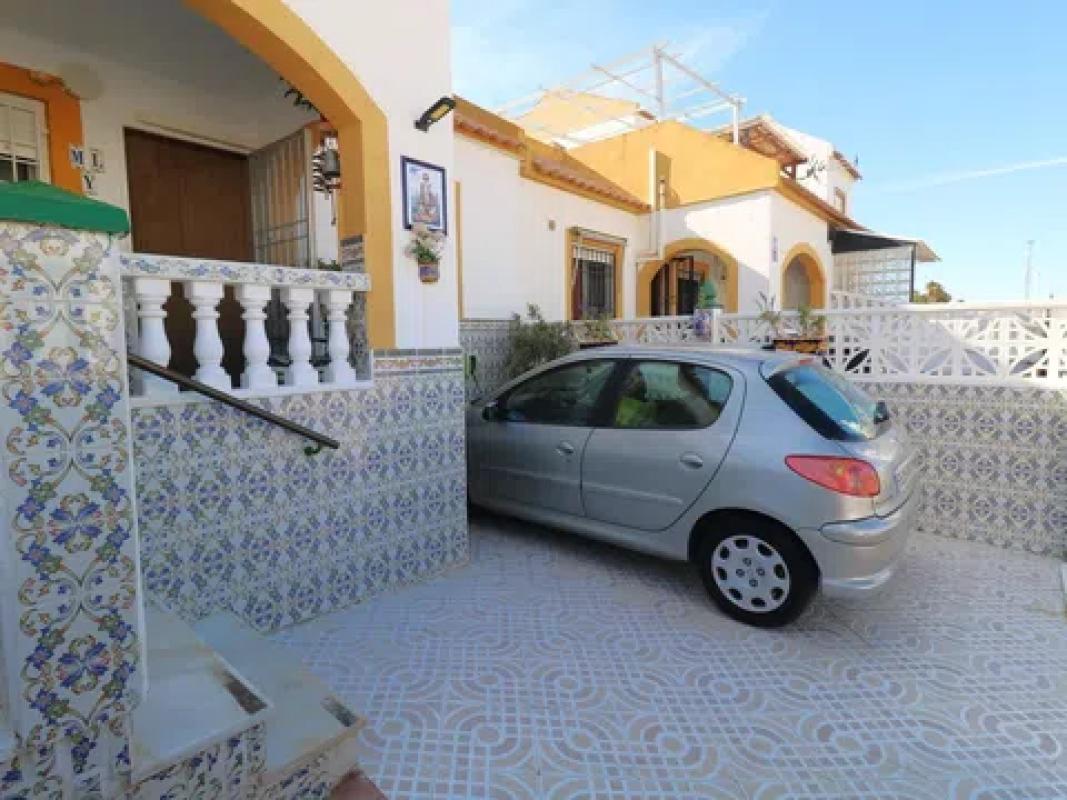 Sale of independent chalet in Calle Jose Lorca Garcia, Torrevieja
photo 4