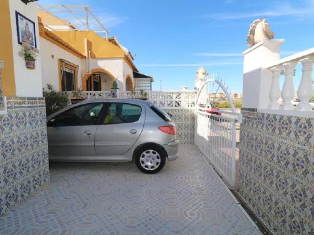Sale of independent chalet in Calle Jose Lorca Garcia, Torrevieja
photo 5