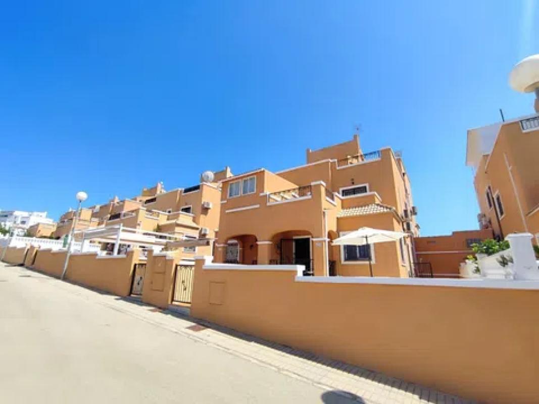 Sprzedaż szeregowego domku w  Calle Moncayo , Torrevieja photo 5