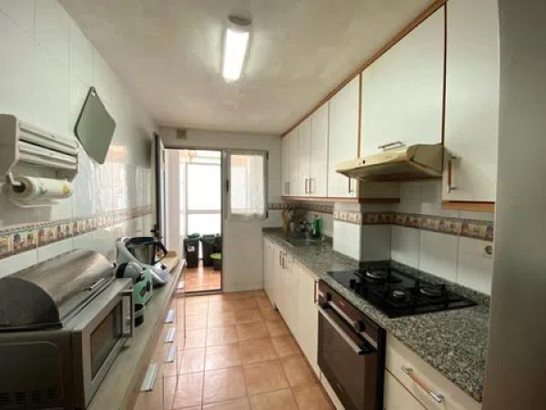 Sale of flat in Barrio Carolinas Altas, Alicante
thumbnail 2
