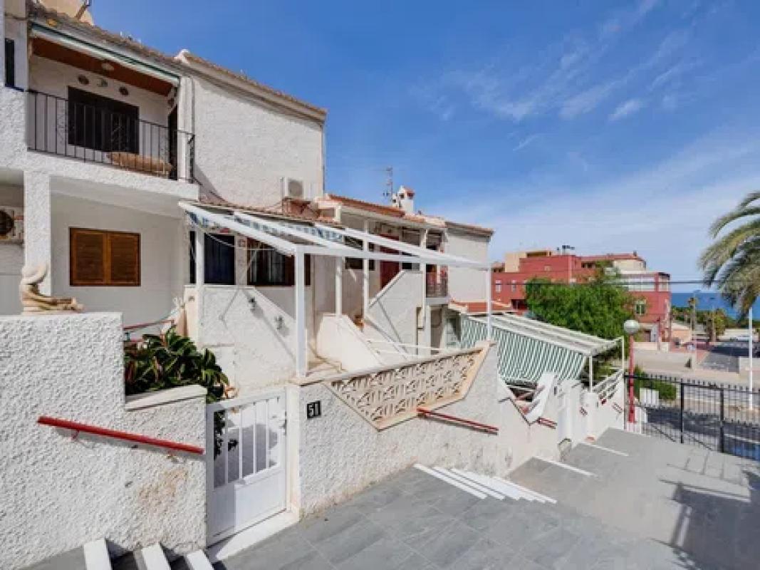 Sale of independent chalet in Barrio Cabo Cervera, Torrevieja
 photo 2
