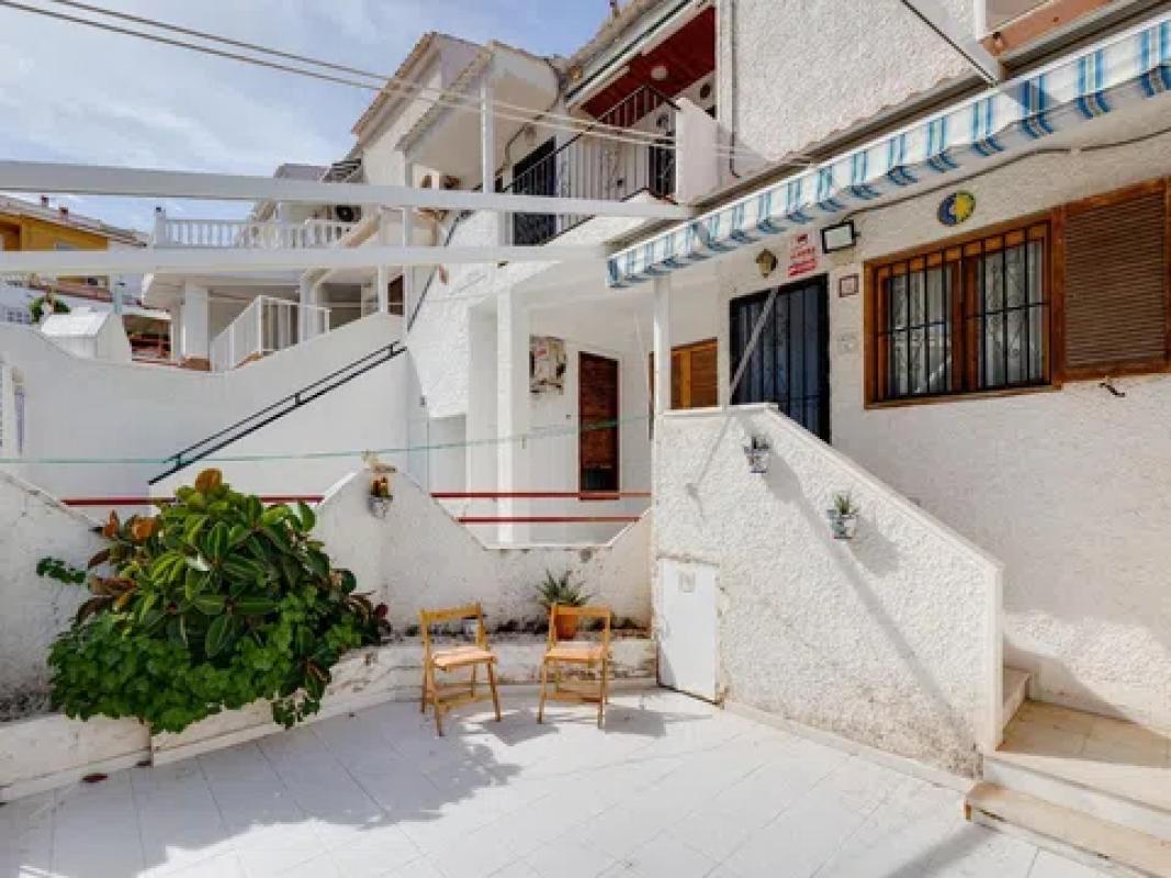 Sale of independent chalet in Barrio Cabo Cervera, Torrevieja
 photo 3