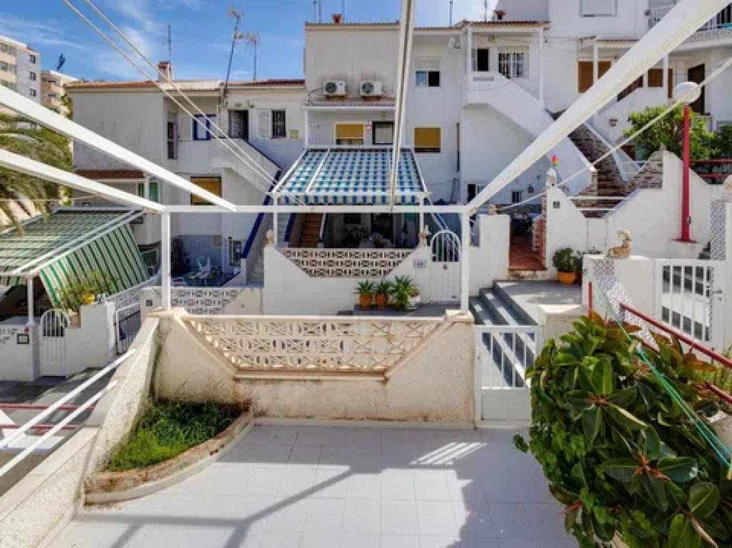 Sale of independent chalet in Barrio Cabo Cervera, Torrevieja
 photo 5