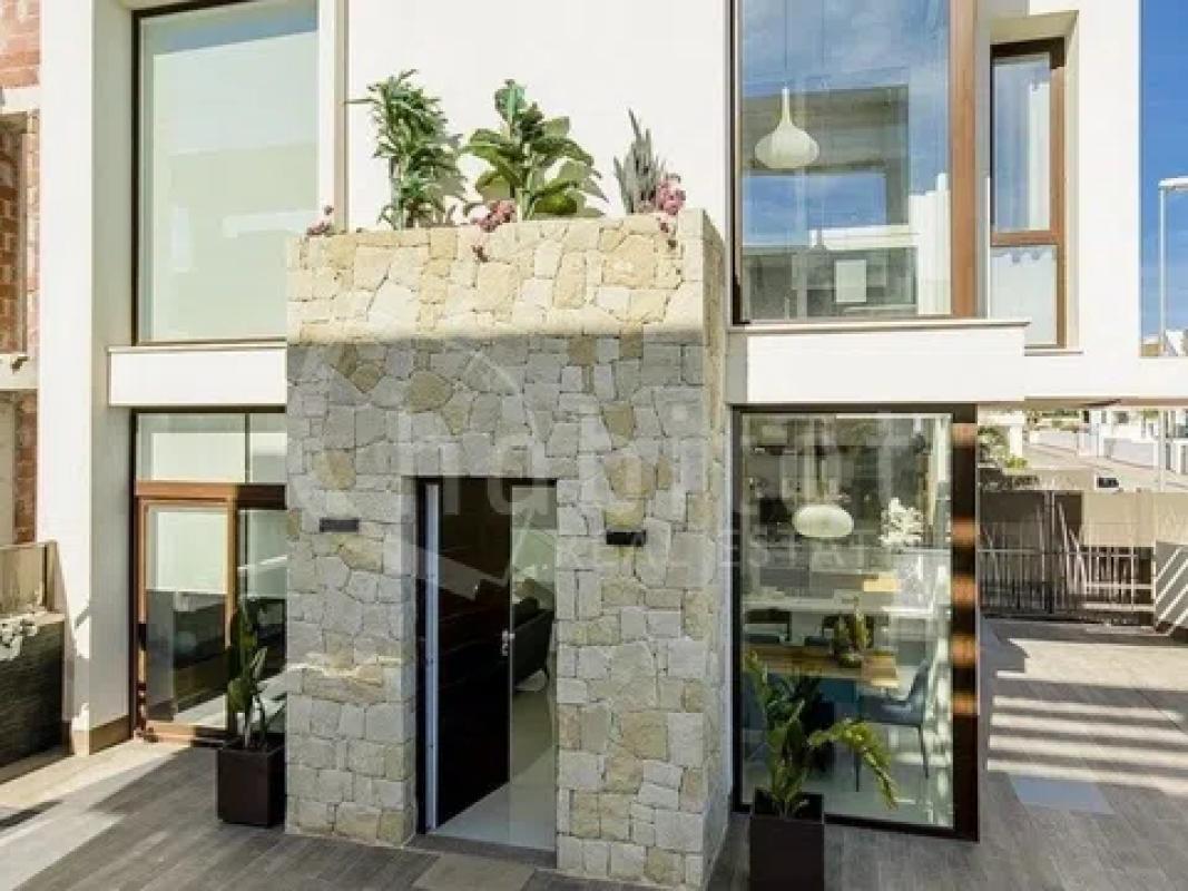 Venta de chalet independiente en Avenida Riegos de Levante, Los Montesinos
photo 2
