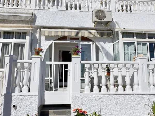 Chalet adosado en calle Castellón, 144 thumbnail 1