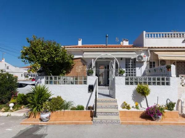 Chalet adosado en calle Lejona, 58 photo 1