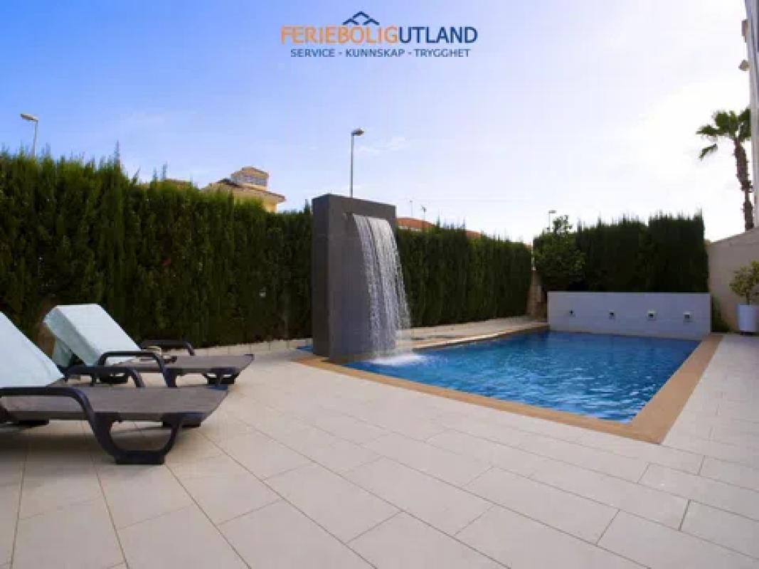 Venta de chalet adosado en  Calle Turquesa, 32 , Orihuela photo 2