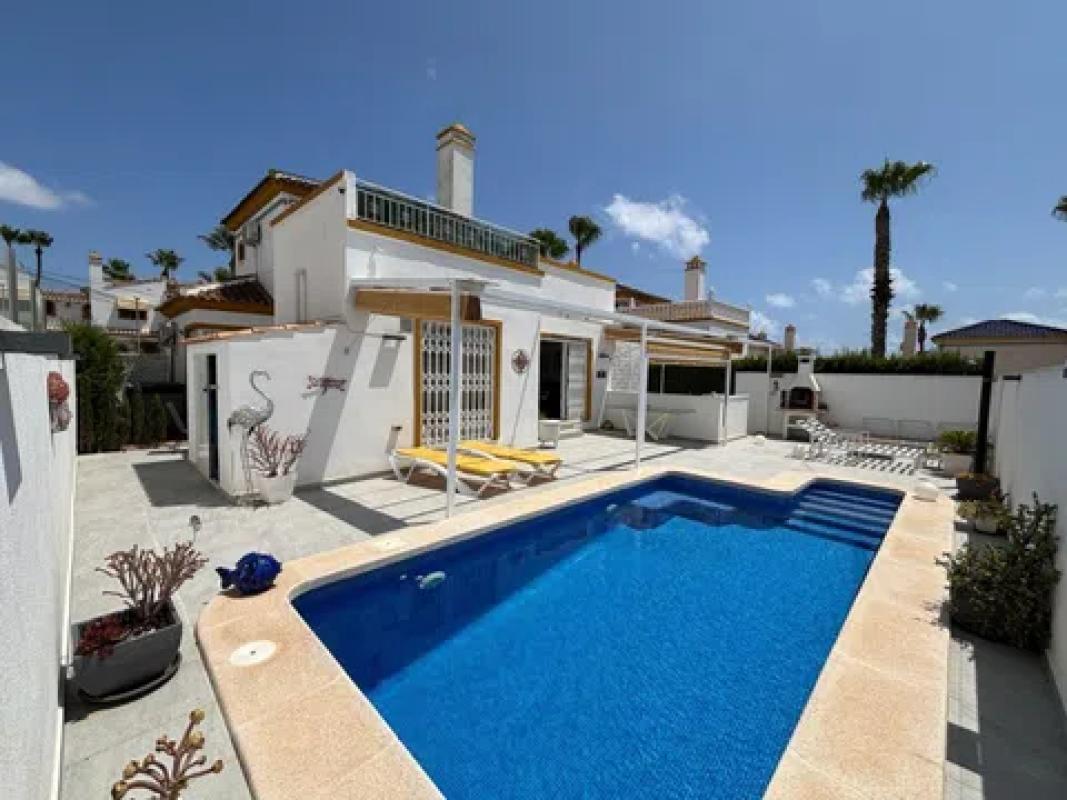 Sale of independent chalet in Urbanización Vmartin Fort IV, Orihuela
photo 1