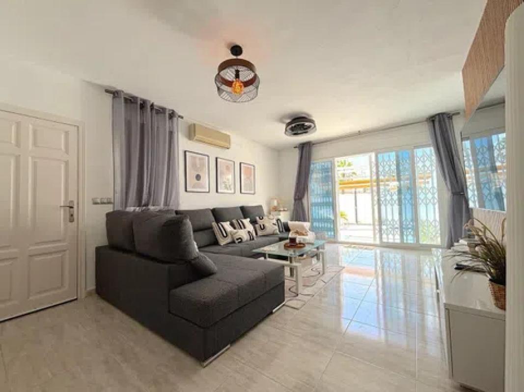 Sale of independent chalet in Urbanización Vmartin Fort IV, Orihuela
photo 2