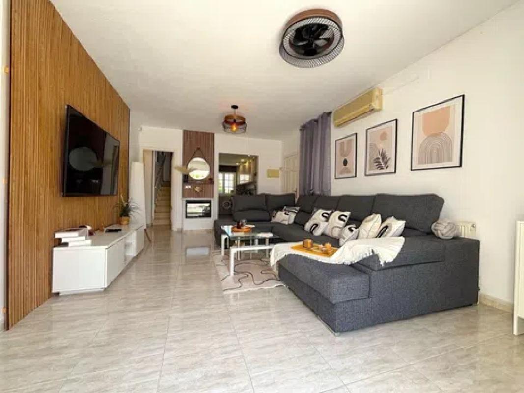 Sale of independent chalet in Urbanización Vmartin Fort IV, Orihuela
photo 5