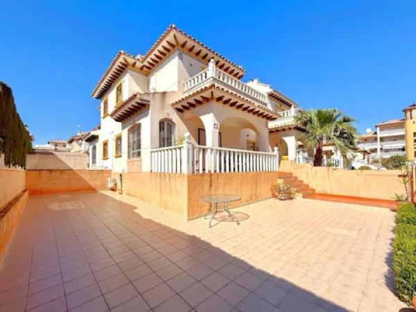 Chalet independiente en venta en Barrio Lomas de Cabo Roig, Orihuela
photo 1