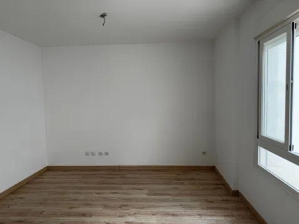 Venta de piso en Barrio Victoria Eugenia, Málaga
 photo 2