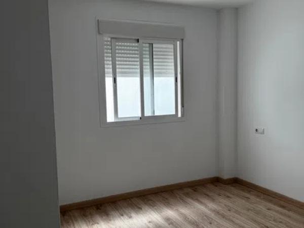 Venta de piso en Barrio Victoria Eugenia, Málaga
 photo 2