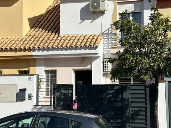 Chalet adosado en calle Oslo thumbnail 1