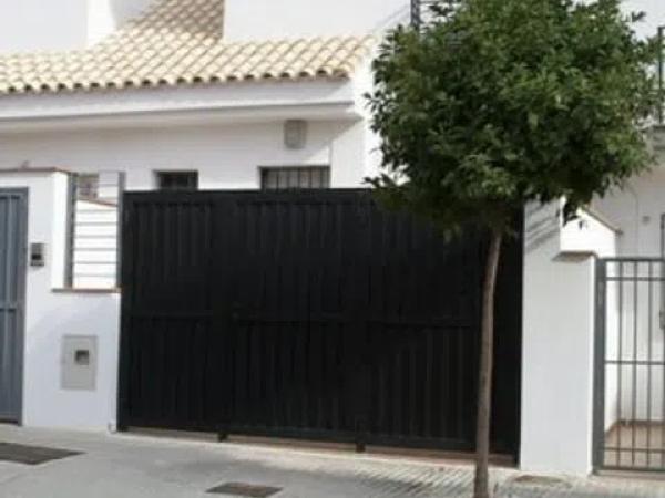 Chalet adosado en calle Oslo thumbnail 2