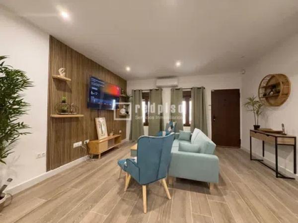 Chalet adosado en calle Infantes photo 1