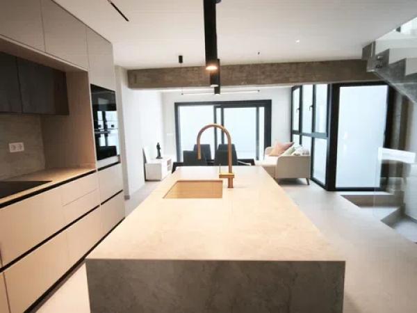 Casa independiente en calle Hermanos Oliver thumbnail 1