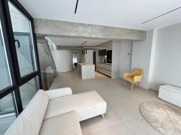 Casa independiente en calle Hermanos Oliver thumbnail 2