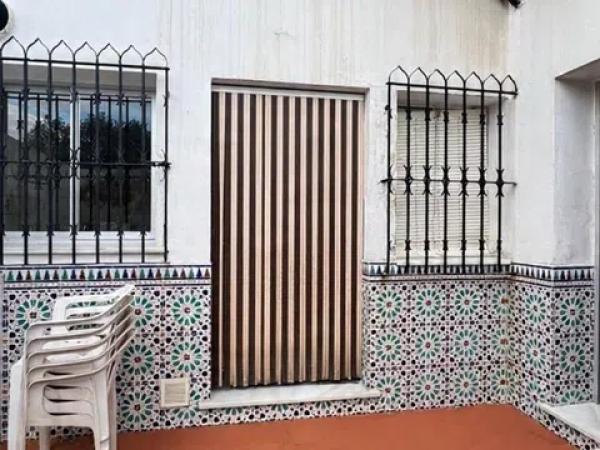 Casa independiente en calle Monsálvez photo 1