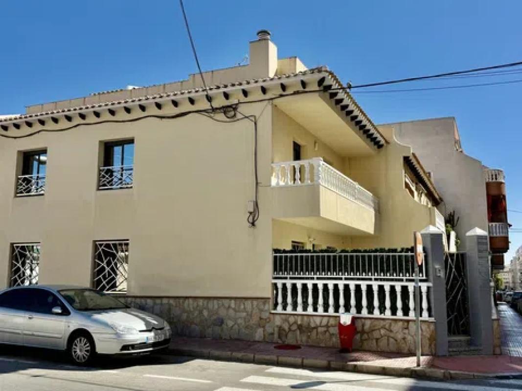 Sale of townhouse in  Calle Galeón, 61 , Torrevieja photo 2