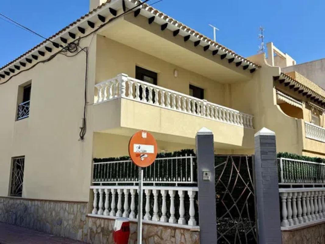 Sale of townhouse in  Calle Galeón, 61 , Torrevieja photo 3
