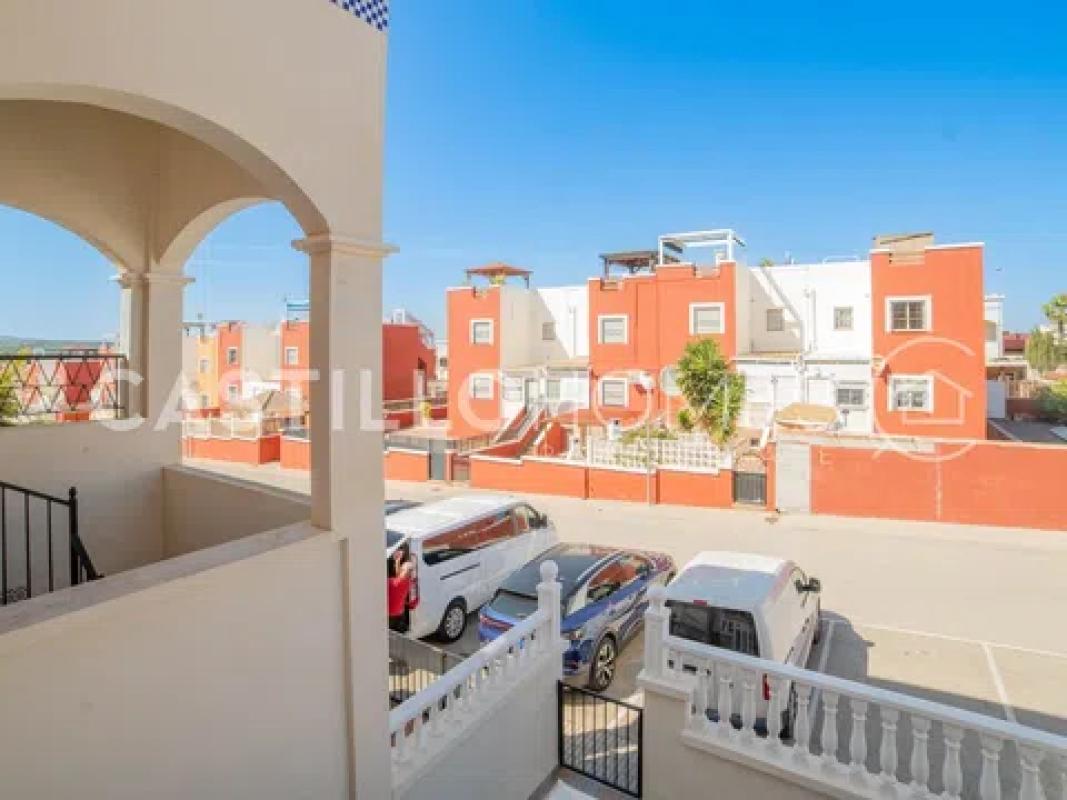 Sale of independent chalet in Barrio Zona Lago - Los Almendros, Orihuela
 photo 2