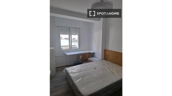 Habitación en piso compartido en alquiler en Zaragoza photo 1