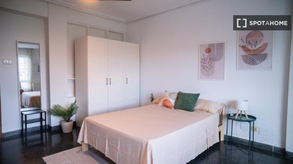 Se alquila habitación en piso compartido de 6 habitaciones en Murcia. photo 2