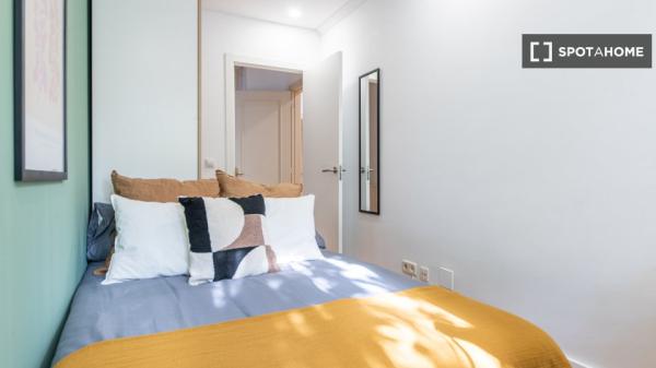 Habitación en piso de 18 habitaciones en alquiler en Nueva España, Madrid. photo 3