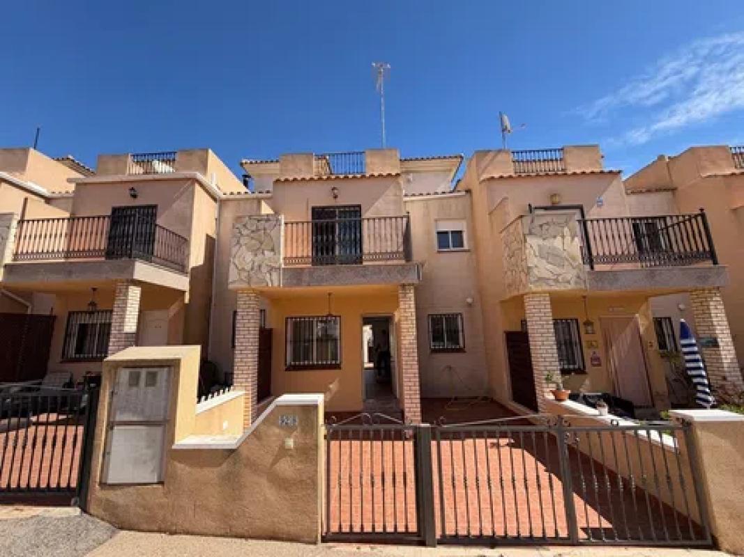 Sale of independent chalet in Barrio Zona Lago - Los Almendros, Orihuela
photo 1