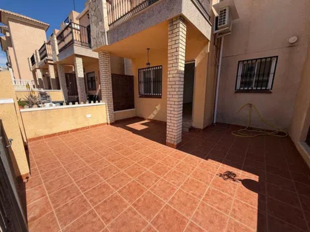 Sale of independent chalet in Barrio Zona Lago - Los Almendros, Orihuela
photo 2