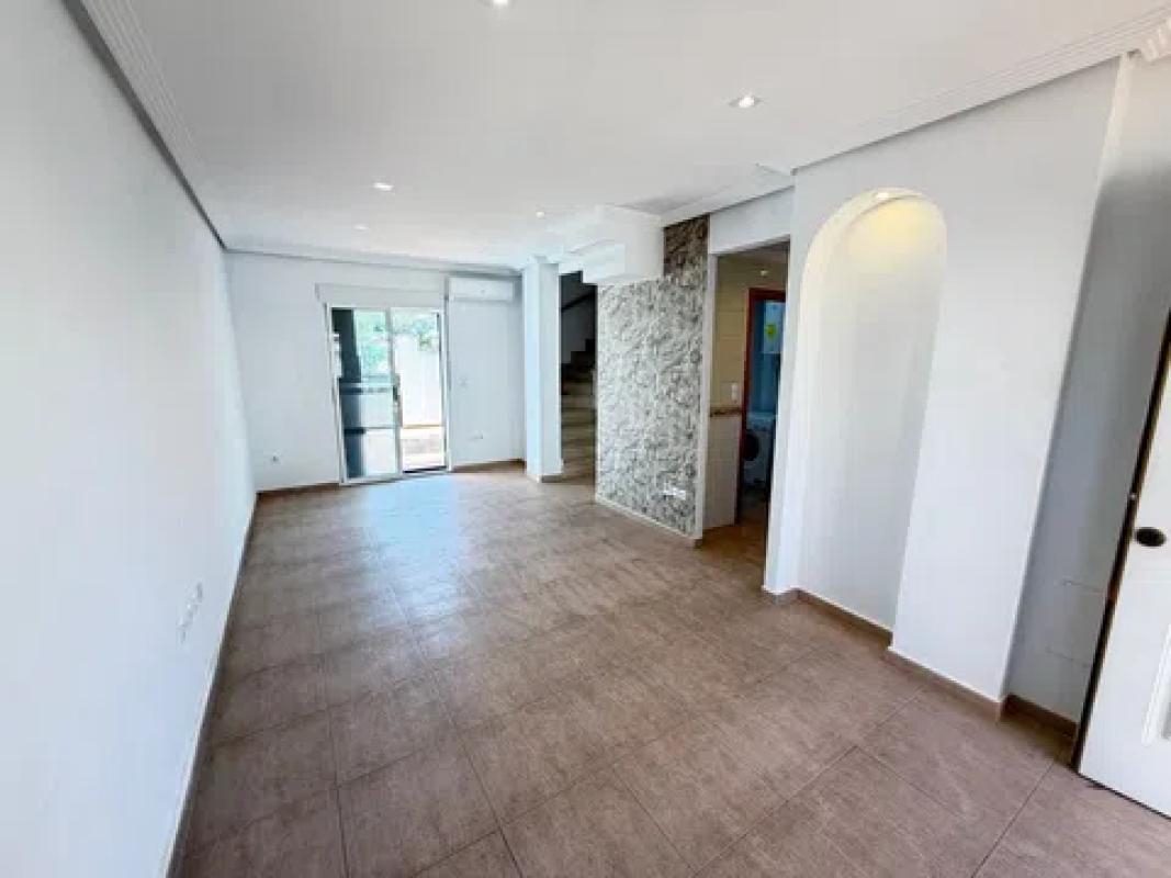 Sale of independent chalet in Barrio Zona Lago - Los Almendros, Orihuela
photo 3