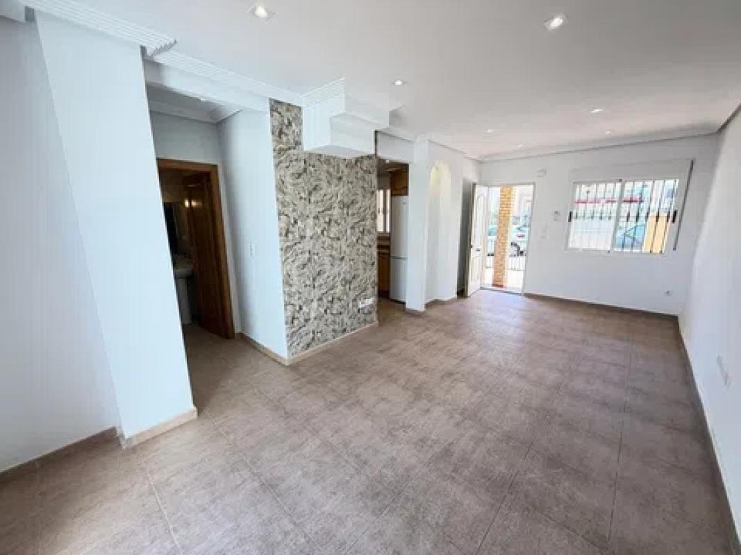 Sale of independent chalet in Barrio Zona Lago - Los Almendros, Orihuela
photo 4
