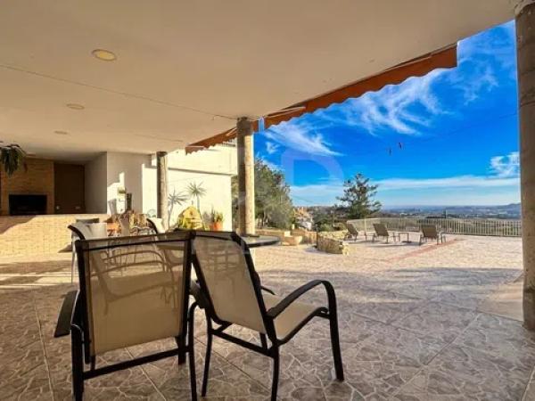Independent chalet for sale in Villamontes-Boqueres, San Vicente del Raspeig
thumbnail 2