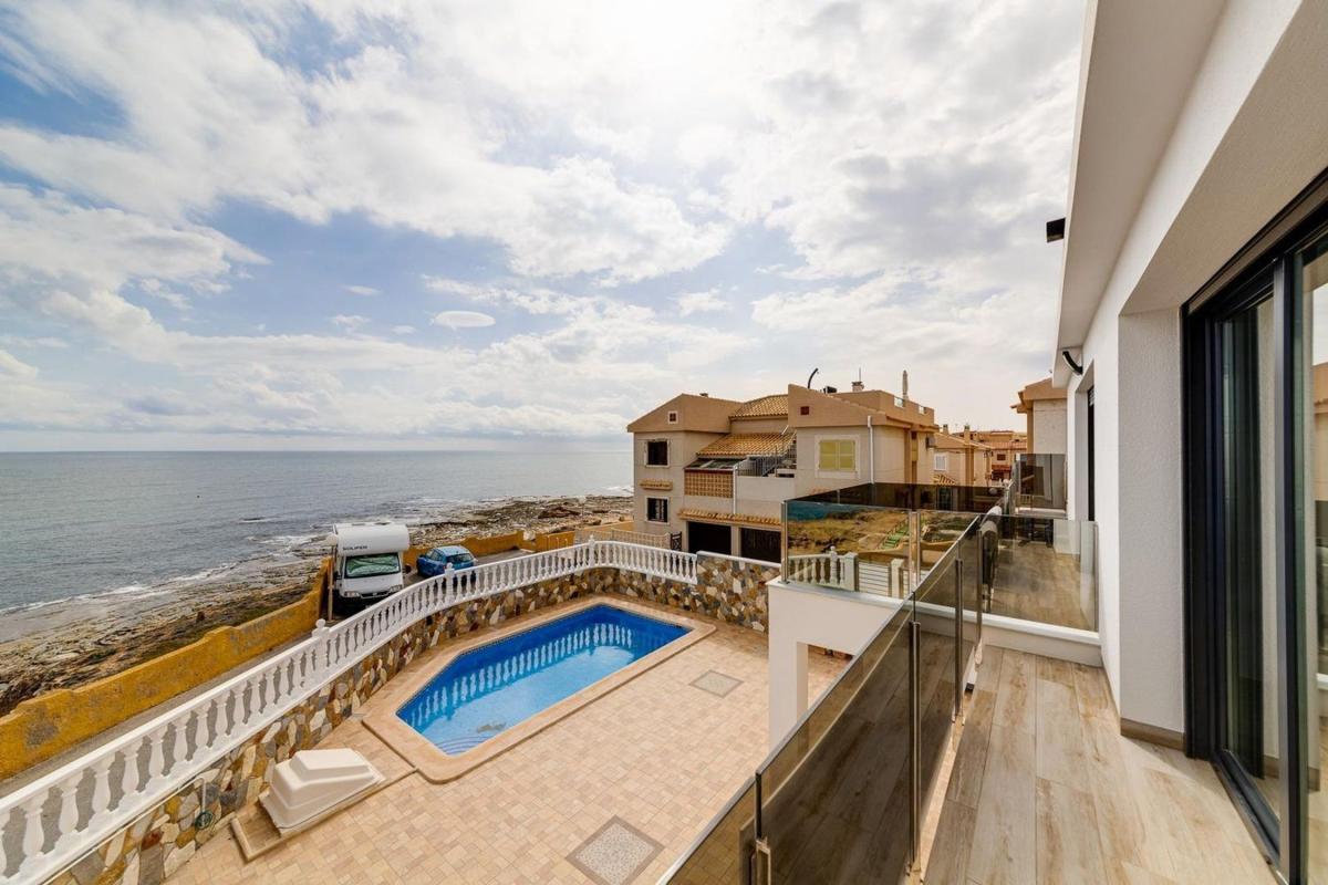 Sprzedaż niezależnego domku jednorodzinnego w  Calle Comunidad Valenciana, Torrevieja photo 4