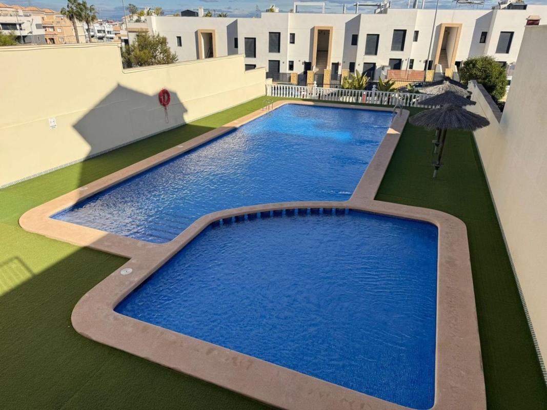 Venta de chalet adosado en  Calle Ebro, 5 , Orihuela photo 3