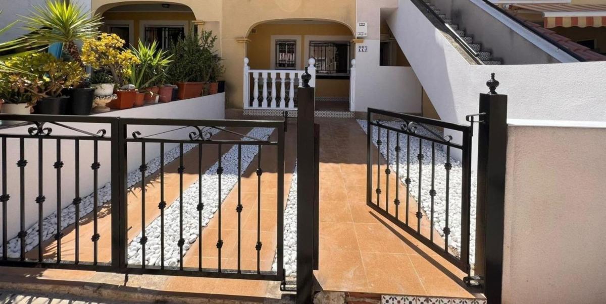 Sprzedaż niezależnego domku jednorodzinnego w Calle Lagunas de Ruidera, Orihuela photo 3
