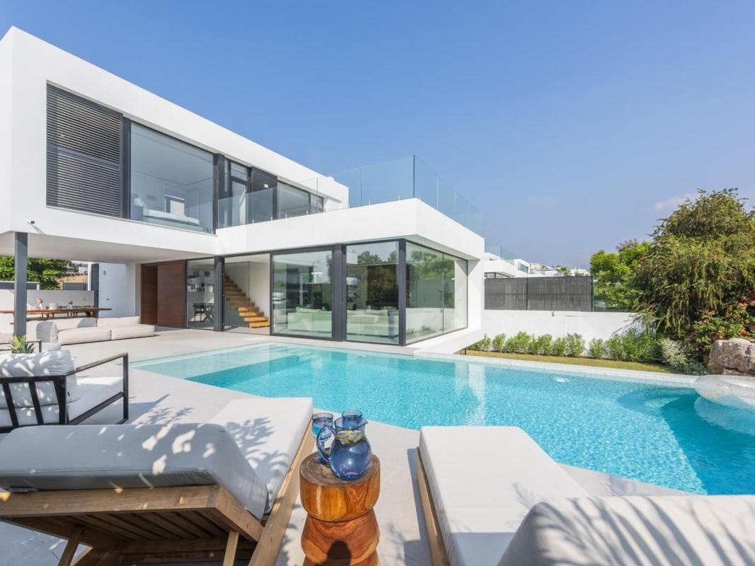 Venta de chalet independiente en Urbanización Dos Hermanas II, 9 P, Estepona
photo 1