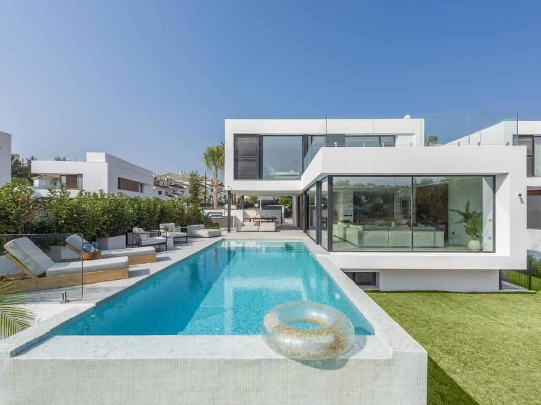 Venta de chalet independiente en Urbanización Dos Hermanas II, 9 P, Estepona
photo 3
