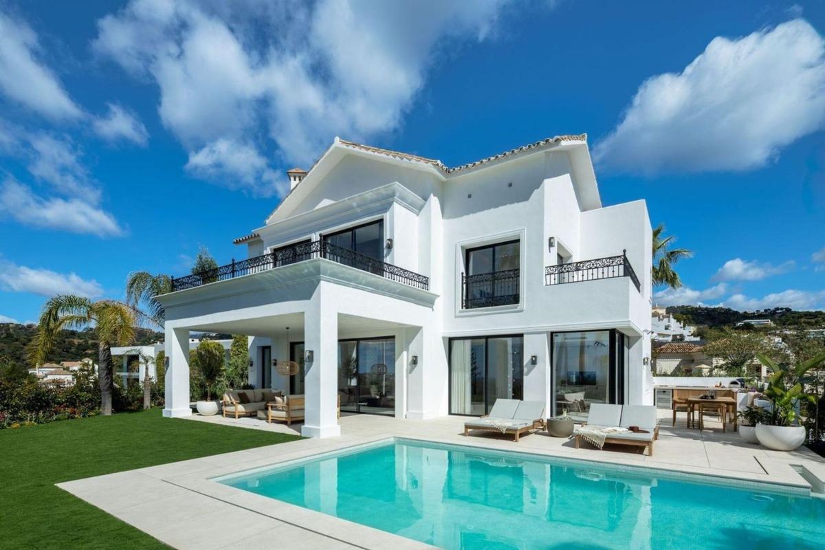 Sale of independent chalet in Los Arqueros-Puerto del Almendro, Benahavís
photo 1